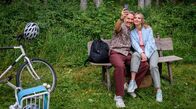 Sturm der Liebe – Während eines romantischen Ausflugs schießt Miro (Pablo Sprungala, l., mit Laura Osswald, r.) unbedarft Fotos eines seltenen Adlers.