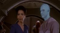 Star Trek - Deep Space Nine – Kasidy Yates (Penny Johnson Jerald) und Brathaw (John Prosky)