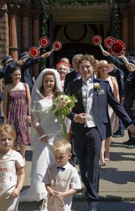 Der Dicke – MDR Fernsehen DER DICKE III. STAFFEL FOLGE 32, "Glaubensfragen" Uhr. Hochzeit: Gudrun (Katrin Pollitt, l.) und Gerd Wohlers (Josef Heynert, r.) haben sich getraut. Gerds Kollegen stehen mit Polizeikellen Spalier für das glückliche Brautpaar.
