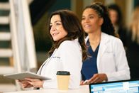 Grey's Anatomy – Grey's Anatomy Staffel 18 Folge 10 Zutiefst zufrieden mit der Arbeit: Caterina Scorsone als Dr. Amelia Shepherd, Kelly McCreary als Dr. Maggie Pierce Copyright: SRF/ABC Studios