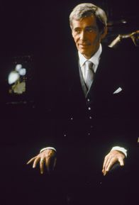 King Ralph – Bei einem Fototermin der britischen Königsfamilie kommt es zu einem tragischen Zwischenfall: Durch einen Stromschlag wird die ganze Sippe dahingerafft. Privatsekretär Sir Cedric Charles Willingham (Peter O'Toole) muss schnell Ersatz finden, um die Monarchie aufrecht zu erhalten ...