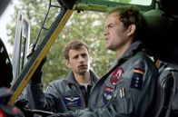 Die Rettungsflieger – Pilot Alex (Matthias Leja, r.) ist schon seit Tagen kaum ansprechbar. Max (Frank Stieren, l.), der Bordmechaniker, will endlich wissen, was los ist.