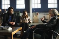 Castle – Hat der Ufologe Benny Stryker (Lance Henriksen, r.) etwas mit dem Tod der jungen Wissenschaftlerin Marie Subbarao zu tun? Castle (Nathan Fillion, l.) und Beckett (Stana Katic, r.) gehen der Sache auf den Grund.