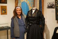Hoagascht – Moderatorin Christina Oemmer in der Trachtenausstellung des Bergbau- und Gotikmuseums Leogang