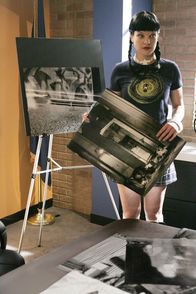 Navy CIS – Abby (Pauley Perrette) sucht nach Hinweisen auf den Bildern des blinden Fotografen ...