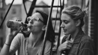 Frances Ha – Frances (Greta Gerwig) wohnt mit ihrer besten Freundin Sophie (Mickey Sumner) in einer WG.