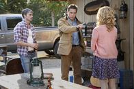 Hart of Dixie – Magnolia (Claudia Lee, r.) möchte unbedingt mehr Zeit mit Wade (Wilson Bethel, l.) verbringen und wiedersetzt sich dafür sogar den Regeln ihres Vaters Brick (Tim Matheson, M.) ...