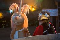 Rudis Rasselbande – Die Nacht von Halloween: Eichhörnchen Ella (Anna Menzel) und Rabe Rudi (Lennart Morgenstern) feuern Buffo an. Er soll beim Nachbarn klingeln und Süßes mitbringen.