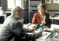 Tatort – MDR Fernsehen TATORT, "Feuertaufe" Uhr. Hauptkommissar Kain (Bernd Michael Lade, links) erhält wichtige Information von der Maklerin Kerstin Fischer (Caroline Scholze, rechts)