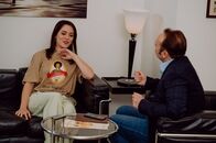 Dahoam is Dahoam – Katharina (Carina Dengler) führt ein Interview mit einem Journalisten (Christoph Stoiber) und trägt dabei ein falsches Werbeshirt.