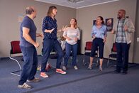 Ruby – Ruby (Anna Böger, 2.v.l.) erzählt begeistert der Coaching-Gruppe um Britta (Lisa Hrdina, M.), Ute (Katy Karrenbauer, 2.v.r.) und Viktor (Abdelkarim, r.) von ihrem "Erfolgserlebnis des Tages".