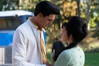 Filmnacht im ZDF: Priscilla – Durch seine häufigen Filmdrehs und Konzerttourneen lässt Elvis (Jacob Elordi, l.) Priscilla (Cailee Spaeny) oft alleine.