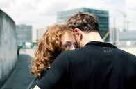 Undine – Undine (Paula Beer) verbirgt ein Geheimnis vor Christoph (Franz Rogowski) und der Welt.