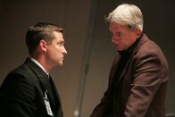 Navy CIS – Hat C.P.O. Goetz (Ben Reed, l.) was mit dem Mord an Janice Santos zu tun? Gibbs (Mark Harmon, r.) geht der Sache auf den Grund.