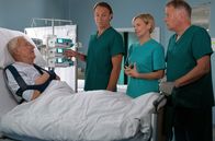 In aller Freundschaft – Um mal wieder ihre Freundschaft zu pflegen, machen Martin (Bernhard Bettermann, 2.v.li.), Kathrin (Andrea Kathrin Loewig, 2.v.re.) und Roland (Thomas Rühmann, re.) den pflegebedürftigen Otto (Rolf Becker, li.) zu ihrem gemeinsamen Projekt.