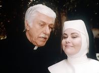 Diagnose: Mord – Sloan (Dick Van Dyke, l.) bekommt von Schwester Michael (Delta Burke) Verhaltensmaßregeln erklärt.