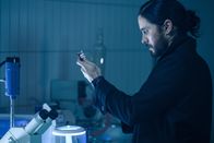 Morbius – Schnell realisiert Morbius (Jared Leto), dass er durch seine Experimente die Büchse der Pandora geöffnet hat.