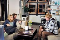 Rote Rosen – ARD ROTE ROSEN FOLGE 1246 Uhr im ERSTEN. Mick (Tobias Rosen, r.) erklärt sich vor Britta (Jelena Mitschke, l.) und Ben (Hakim Michael Meziani, M.) bereit, für einen guten Zweck als "Birdie" zu erscheinen.