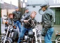 MacGyver – MacGyver (Richard Dean Anderson, 2.v.r.) versucht, sich als Rocker getarnt mit der Bande anzufreunden.