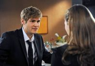 Rote Rosen – ARD ROTE ROSEN FOLGE 1207 Uhr im ERSTEN. Lars (Peter Foyse, l.) erzählt Fenja (Carola Schnell, r.), was er über die verfeindeten Brüder weiß.