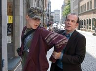 Tatort – Hauptkommissar Andreas Keppler (Martin Wuttke, rechts) verfolgt den verdächtigen Jugendlichen Lars Roth (Fabian Grass, links) durch die Leipziger Innenstadt, den er nach einer anstrengenden Jagd erfolgreich überwältigen kann.