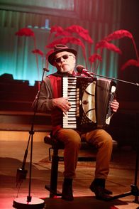 Austrofreds Barcelona – Otto Lechner. Foto: ORF/Radio Kulturhaus/Rania Moslam. Veröffentlichung honorarfrei nur für redaktionelle Berichterstattung in Sendungszusammenhang und mit Copyrightangabe. Kontakt: foto@orf.at