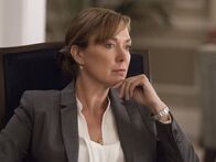 Homeland – Da Carrie den Informanten des FBI Saad aufgefordert hat, für Sekou auszusagen, lässt der Richter den geplanten Deal platzen. Währenddessen versucht Dar Adal, die zukünftige Präsidentin Keane (Elizabeth Marvel) von einem härteren strategischen Vorgehen gegen den Iran zu überzeugen ...