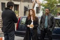Detective Laura Diamond – Als eine Leiche gefunden wird, müssen Laura (Debra Messing, M.) und Billy (Laz Alonso, r.) ermitteln, um den Mörder zu fassen. Doch was hat auf Tony (Neal Bledsoe, l.) damit zu tun?