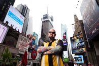 Der Katzenflüsterer – Portrait of Jackson Galaxy in Times Square in New York City.