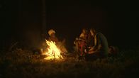 Extreme Survival mit Hazen Audel: Safari durch das Rift Valley – Hazen Audel sitzt mit zwei Einheimischen vom Stamm der Okiek am Lagerfeuer. (National Geographic für Disney)
