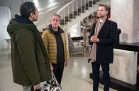 Rote Rosen – Pierre Littbarski (M.) ist zu Besuch bei den Heidekickern in Lüneburg, Leo (Daniel Hartwig, l.) und Simon (Thore Lüthje, r.) betreuen ihn.
