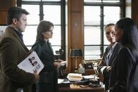 Castle – Auf Spurensuche: Castle (Nathan Fillion, l.) und Beckett (Stana Katic, 2.v.l.) befragen Nicole Cameron (Shari Headley, r.) und Scarlett Price (Michaela McManus, 2.v.r.)