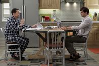 Two and a Half Men – Walden (Ashton Kutcher, r.) nimmt die Trennung von Zoey so schwer, dass er einen Nervenzusammenbruch erleidet. Alan (Jon Cryer, l.) versucht, ihm zu helfen, doch das ist gar nicht so einfach ...