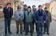 Fischer sucht Frau – Wo sind die Damen? Alex (Sebastian Fräsdorf) organisiert ein Speed-Dating für seine Jungs (v. l. n. r.): Rolf (Anton Weber), Fitje (Stefan Lampadius), Lüthi (Juri Raphael Senft), ein befreundeter Fischer (Tom Wald), Ole (David Simon) und ein Fischer (Jens Hartwig).