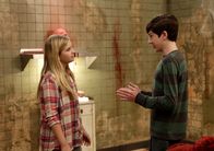 Speechless – Werden dazu beauftragt für Halloween einen besonderen Raum zu gestalten. Doch das ist leichter gesagt als getan: Ray (Mason Cook, r.) und Dylan (Kyla Kenedy, l.) ...