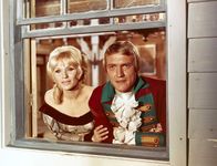 Lederstrumpf – Alice (Sylvie Maas-Lebot) und Major Heyward (Jack Brunet) sind froh, nach allen Strapazen heil im Fort angekommen zu sein.