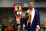 Community – Eigentlich hatte sich Jeff (Joel McHale, r.) ein anderes Ring-Girl als Dean Pelton (Jim Rash, l.) vorgestellt ...