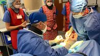 Die Fußchirurgen – Dr. Brad and Dr. Sarah in the Operating Room working on Dana Carl’s foot.