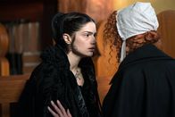 Salem – Bereits früher führte Rose (Diane Salinger, r.) die junge Mary (Janet Montgomery, l.) auf den Weg, den der Hexenzirkel für sie vorgesehen hatte ...