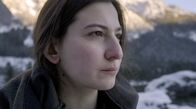 Frei.Klar.Liebend – Sandra (Anna Sophie Schindler) in der Abgeschiedenheit der österreichischen Alpen.