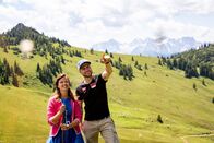 Heimatleuchten – Reinfried Herbst zeigt Christina Ömmer, wie ihre Wanderung weitergeht