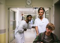 neoriginal: I don't work here – Dawit (Akeem van Flodrop, l.) ist im Stress und da kommt es ihm ganz gelegen, dass er aus Versehen Kalkentferner getrunken hat und im Krankenhaus eine Pause einlegen kann. Alle sind besorgt und denken, er wollte sich umbringen. Doch seine Mutter Lemlem (Dennenesch Zoudé, M.) kennt sein schauspielerisches Talent.