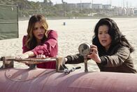 Scorpion – Paige (Katharine McPhee, l.) und Happy (Jadyn Wong, r.) bringen sich in Lebensgefahr, um die Bevölkerung rund um ein Atomkraftwerk zu retten ...