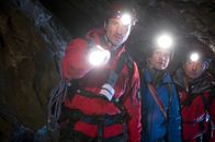 Der Bergdoktor – Der Sohn von Peter Bäumler (Philipp Moog, M.) ist bei einer Höhlenwanderung abgestürzt. Hans (Heiko Ruprecht, l.) und Martin Gruber (Hans Sigl, r.) sind zur Stelle.
