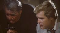 Überfall im Wandschrank – v.li.: Father Finnegan (Howard Duff), Scoop (Frank Ashmore)