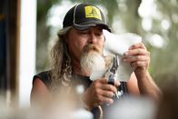 Die Pythonjäger - Einsatz in den Everglades – Dusty working on python skin