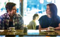 Elementary – Joan Watson (Lucy Liu, r.) gerät in einen Gewissenskonflikt, als Joey Castoro (Jeremy Jordan, l.), der Sohn eines ehemaligen Patienten sie um einen Kredit bittet ...