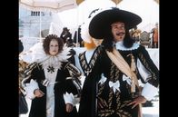 Die drei Musketiere – Königin Anna (Geraldine Chaplin) und König Ludwig XIII. (Jean-Pierre Cassel): Obgleich seine Ehefrau ihn nicht liebt, ist sie ihm treu und versucht dem schwachen König nach Möglichkeit zu helfen.