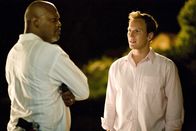 Lakeview Terrace – Schnell wird klar, dass Turner (Samuel L. Jackson, l.) ein Problem mit Mattson (Patrick Wilson, r.) hat. Doch seine Gründe dafür überraschen den neuen Nachbarn.