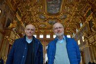 Lesch sieht Schwartz – Harald Lesch (r.) und Thomas Schwartz (l.) erörtern Lösungsmöglichkeiten und Strategien. Dabei fängt Frieden aus ihrer Sicht bei jedem einzelnen selbst an.